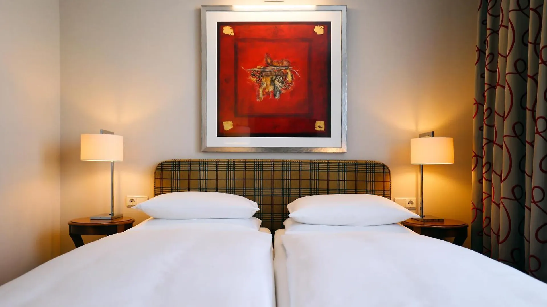 Best Western Plus Hotel St. Raphael Hamburg 4*,